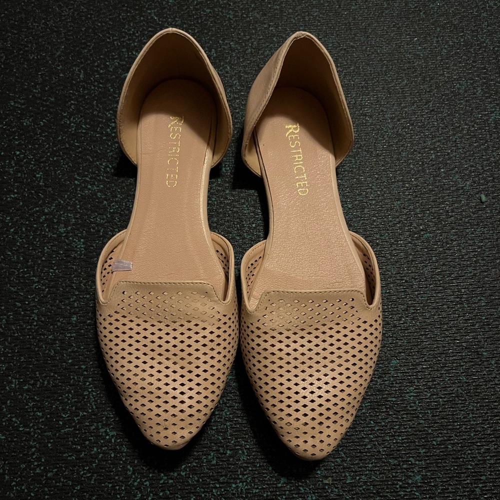 Size 8 Restricted Flats